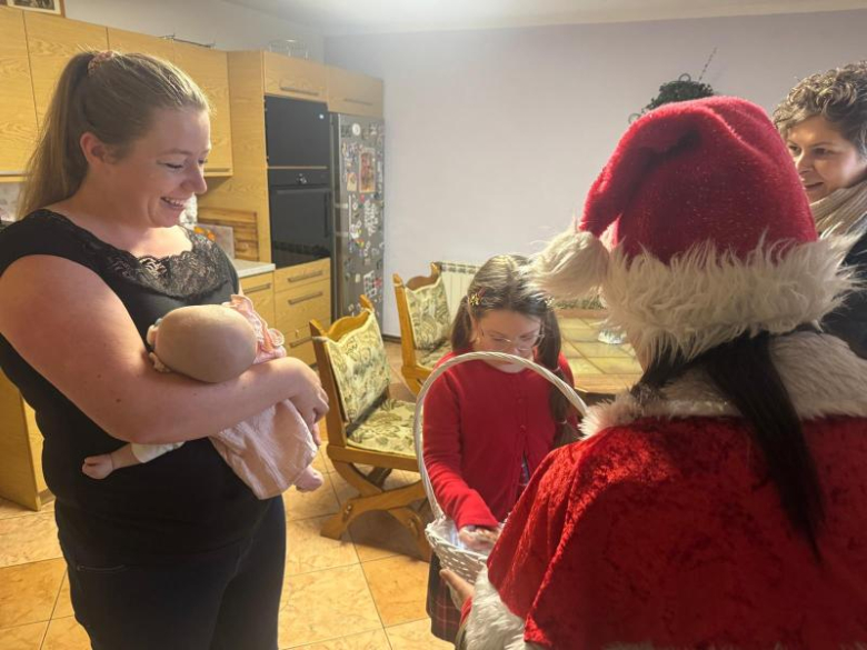 Mikołajowa delegacja z wizytą u najmłodszych mieszkańców gminy