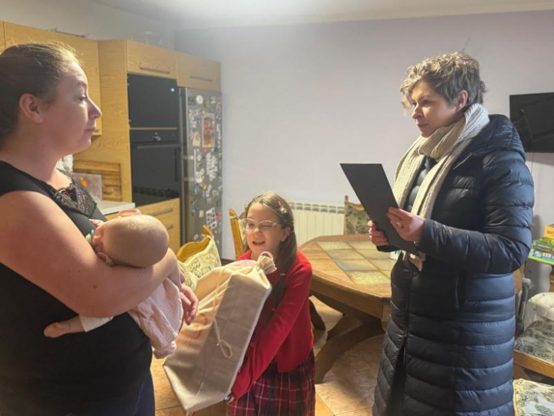 Mikołajowa delegacja z wizytą u najmłodszych mieszkańców gminy