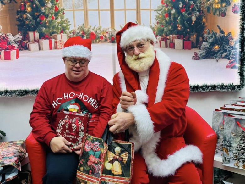 Święty Mikołaj odwiedził uczestników zajęć terapeutycznych Poradni Empiria w Ziębicach