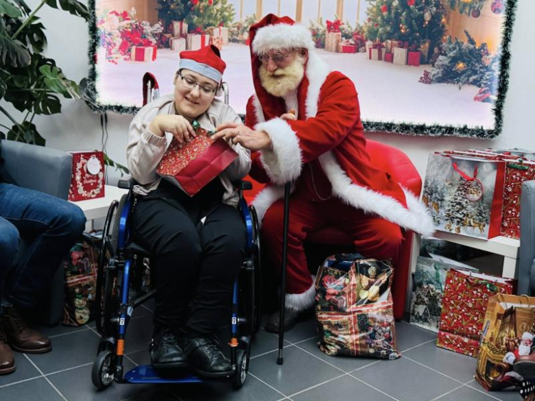 Święty Mikołaj odwiedził uczestników zajęć terapeutycznych Poradni Empiria w Ziębicach