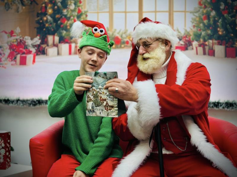 Święty Mikołaj odwiedził uczestników zajęć terapeutycznych Poradni Empiria w Ziębicach