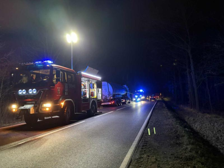 Zderzenie mitsubishi i cysterny na drodze krajowej 46 za Złotym Stokiem. Uszkodzony także...mercedes
