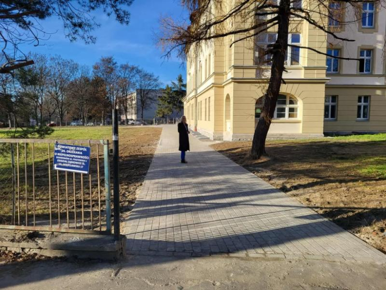 Nowy chodnik przy Zespole Szkół Zawodowych w Ząbkowicach Śląskich