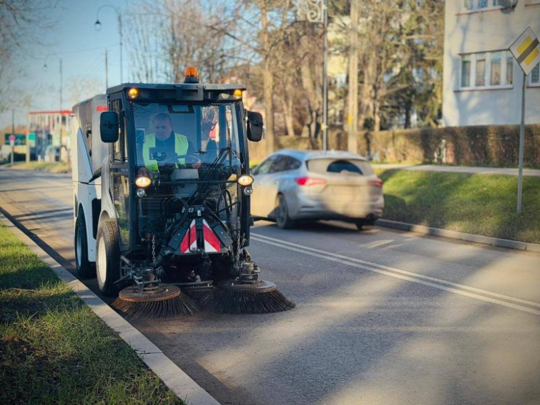 Nowa, wielozadaniowa maszyna na wyposażeniu ziębickiego Zakładu Usług Komunalnych