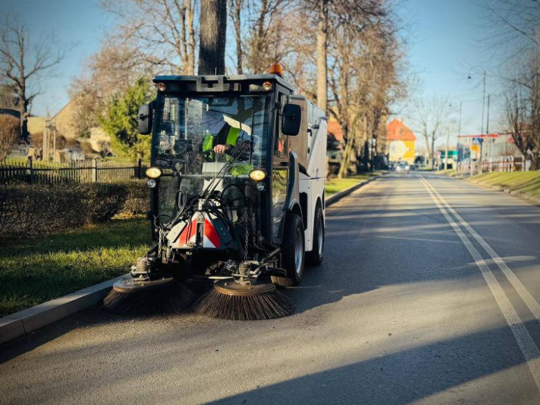 Nowa, wielozadaniowa maszyna na wyposażeniu ziębickiego Zakładu Usług Komunalnych