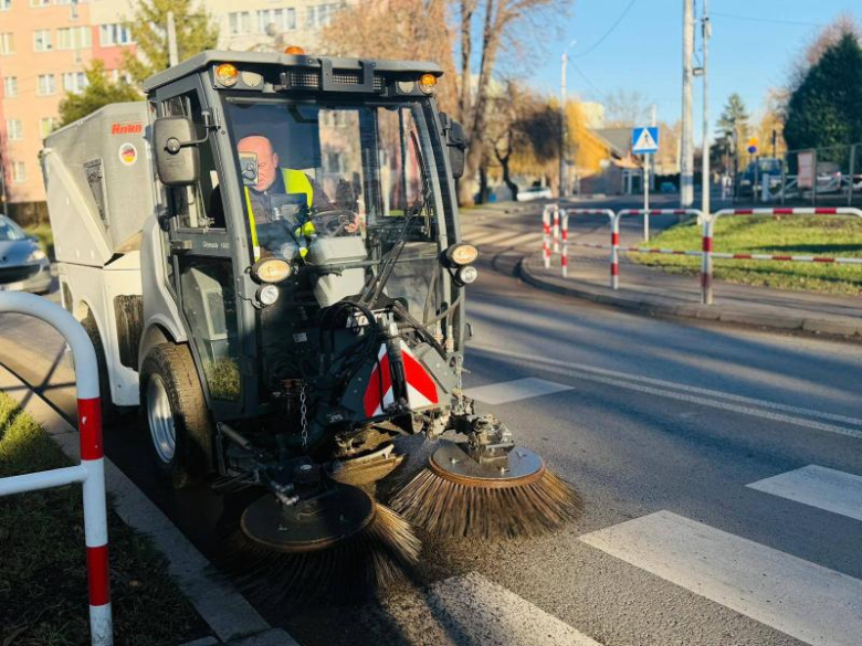 Nowa, wielozadaniowa maszyna na wyposażeniu ziębickiego Zakładu Usług Komunalnych