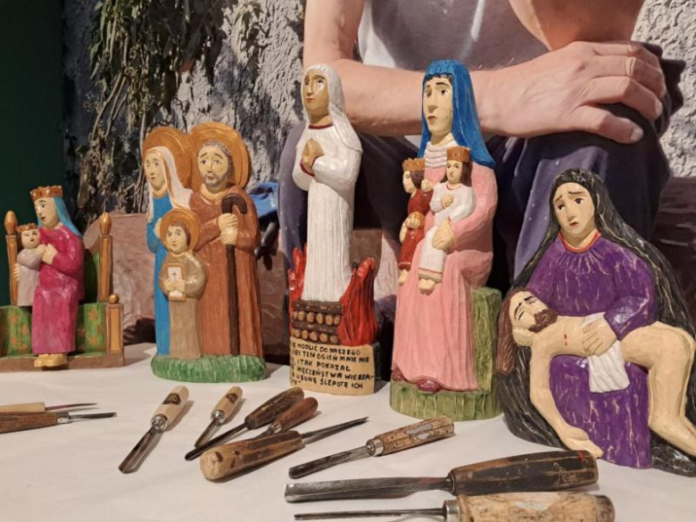 Między niebem a ziemią: 60 lat rzeźbiarskiej drogi Jana Giejsona z Barda