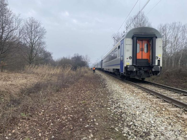 Śmiertelny wypadek na przejeździe kolejowym w Ziębicach. Nie żyją dwie osoby