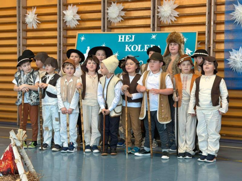 Jasełka w wykonaniu uczniów Szkoły Podstawowej w Henrykowie – pełne radości i z mądrym przesłaniem