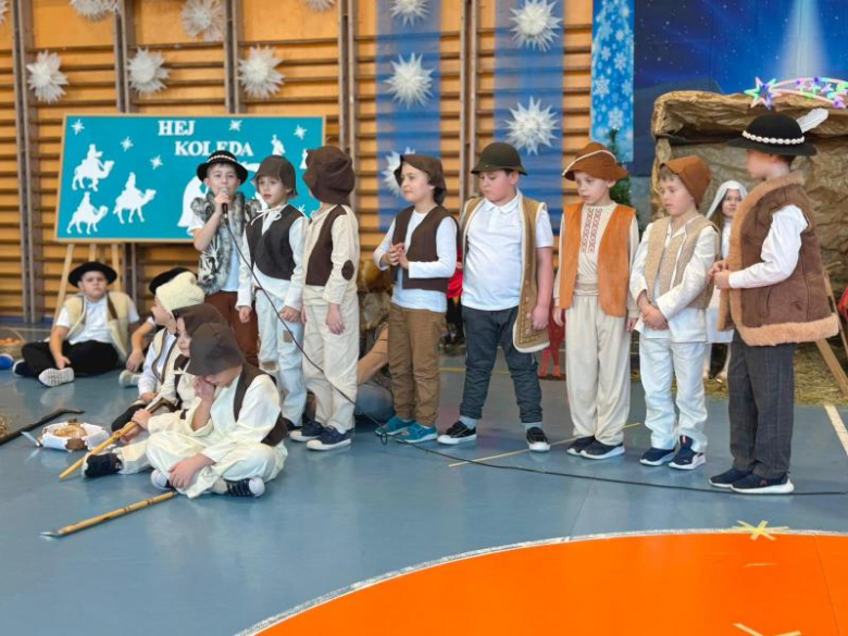 Jasełka w wykonaniu uczniów Szkoły Podstawowej w Henrykowie – pełne radości i z mądrym przesłaniem