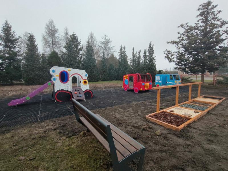 Nowa inwestycja w Ciepłowodach. Doposażono plac zabaw przy żłobku gminnym