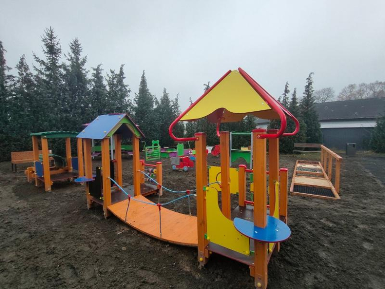 Nowa inwestycja w Ciepłowodach. Doposażono plac zabaw przy żłobku gminnym