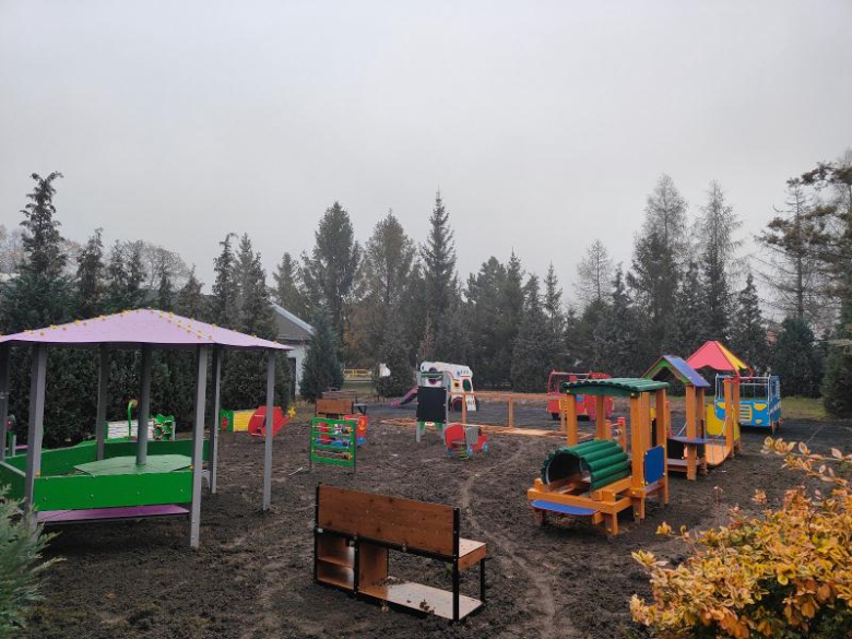 Nowa inwestycja w Ciepłowodach. Doposażono plac zabaw przy żłobku gminnym