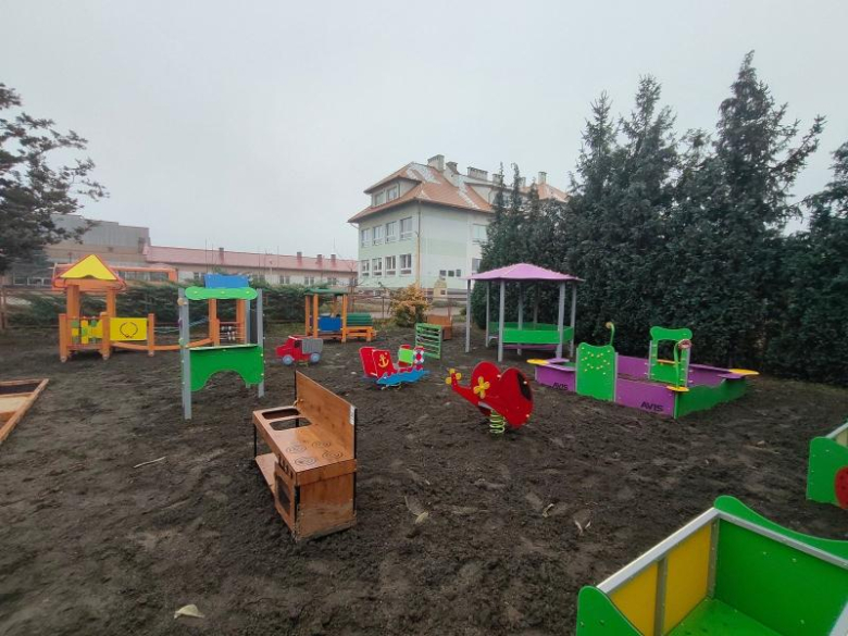 Nowa inwestycja w Ciepłowodach. Doposażono plac zabaw przy żłobku gminnym