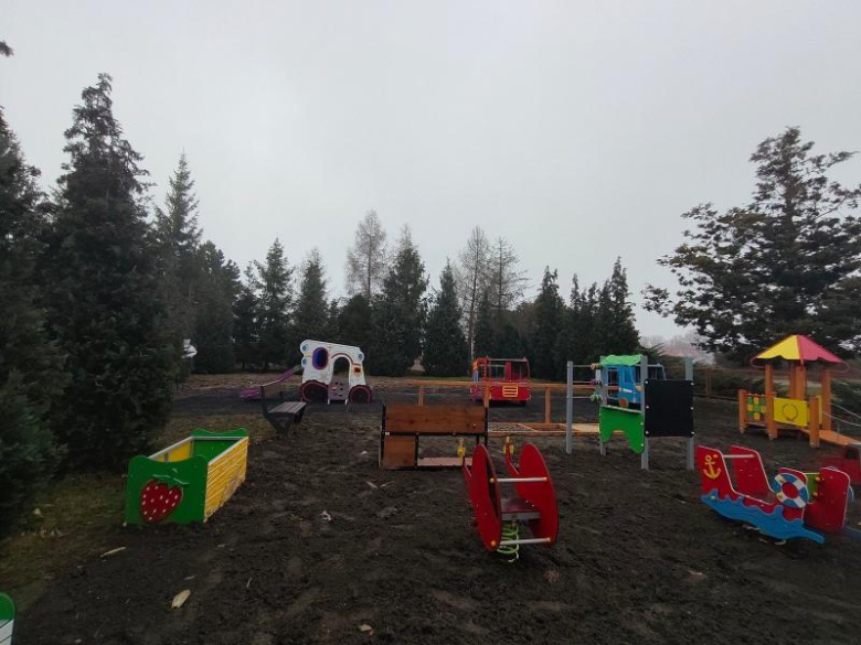 Nowa inwestycja w Ciepłowodach. Doposażono plac zabaw przy żłobku gminnym