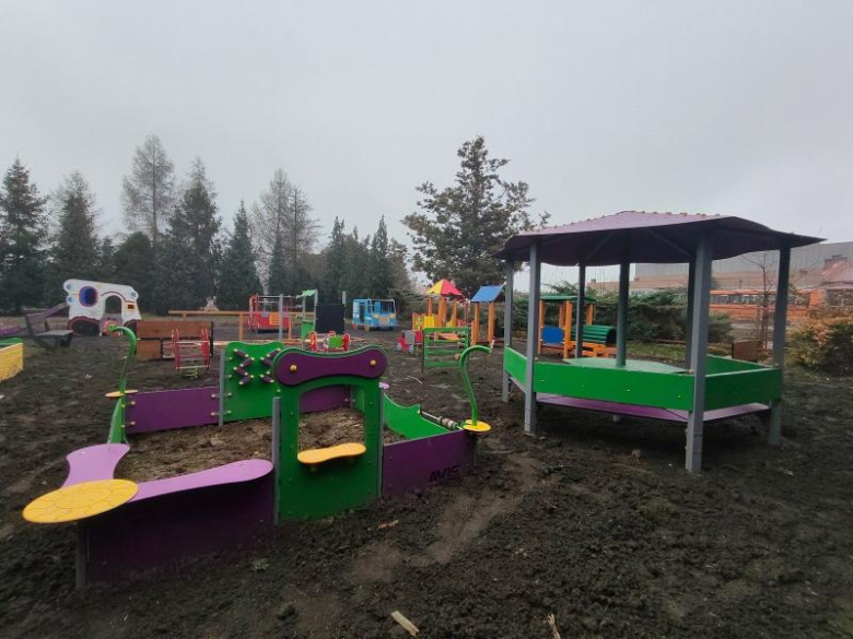 Nowa inwestycja w Ciepłowodach. Doposażono plac zabaw przy żłobku gminnym
