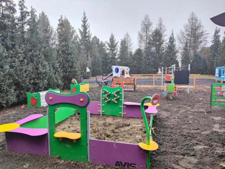 Nowa inwestycja w Ciepłowodach. Doposażono plac zabaw przy żłobku gminnym