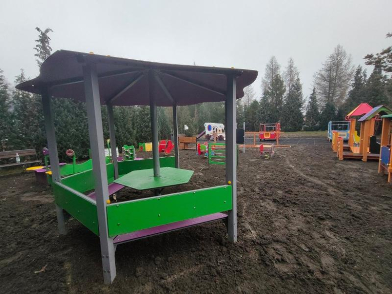 Nowa inwestycja w Ciepłowodach. Doposażono plac zabaw przy żłobku gminnym