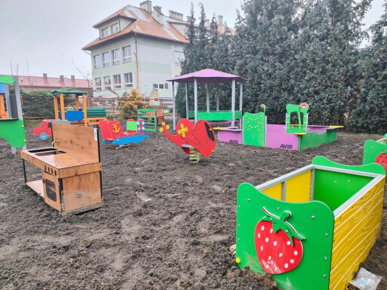 Nowa inwestycja w Ciepłowodach. Doposażono plac zabaw przy żłobku gminnym