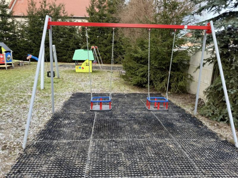 Plac zabaw przy Żłobku Miejskim w Ziębicach z nowym wyposażeniem za ponad 163 tys. zł