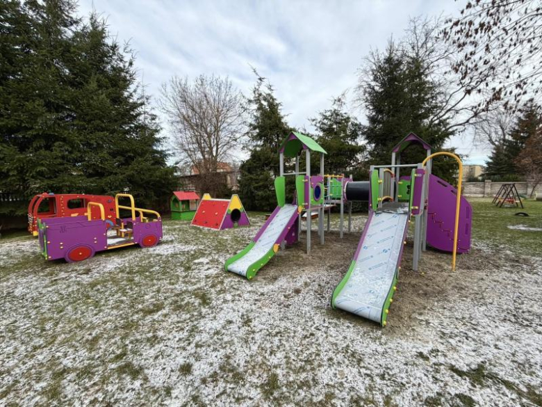 Plac zabaw przy Żłobku Miejskim w Ziębicach z nowym wyposażeniem za ponad 163 tys. zł