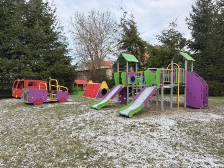 Plac zabaw przy Żłobku Miejskim w Ziębicach z nowym wyposażeniem za ponad 163 tys. zł