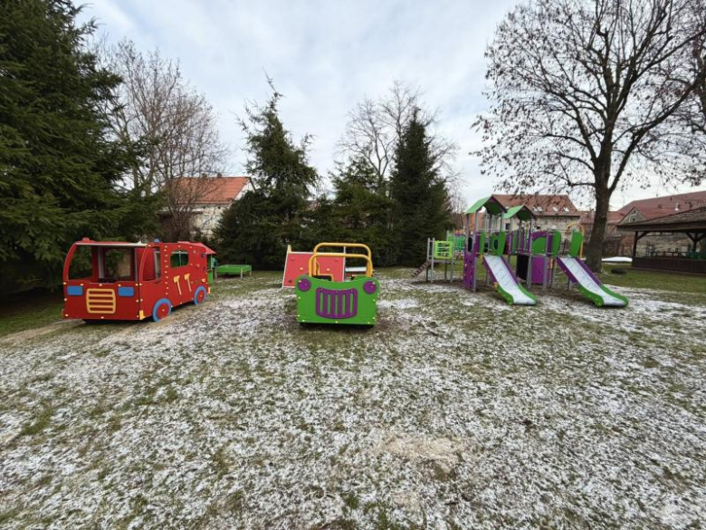 Plac zabaw przy Żłobku Miejskim w Ziębicach z nowym wyposażeniem za ponad 163 tys. zł