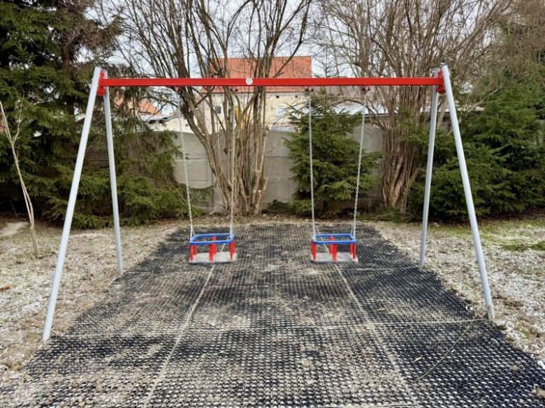 Plac zabaw przy Żłobku Miejskim w Ziębicach z nowym wyposażeniem za ponad 163 tys. zł