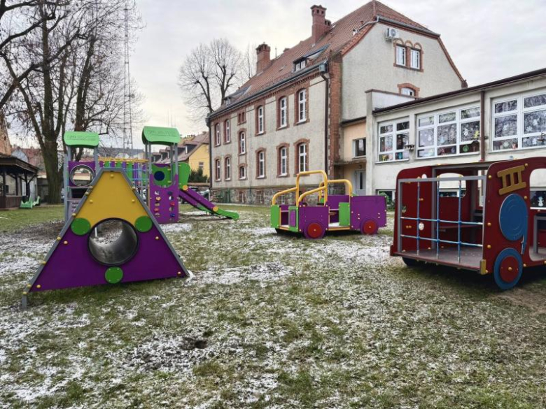 Plac zabaw przy Żłobku Miejskim w Ziębicach z nowym wyposażeniem za ponad 163 tys. zł