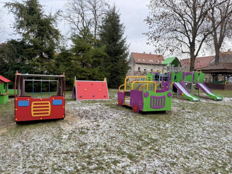 Plac zabaw przy Żłobku Miejskim w Ziębicach z nowym wyposażeniem za ponad 163 tys. zł