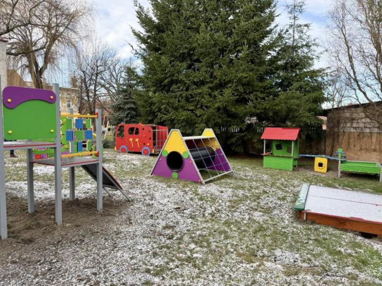 Plac zabaw przy Żłobku Miejskim w Ziębicach z nowym wyposażeniem za ponad 163 tys. zł
