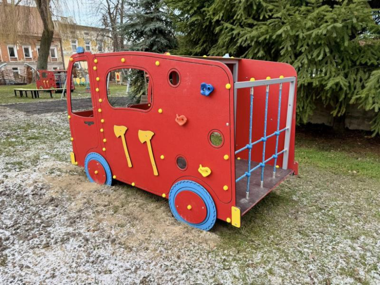 Plac zabaw przy Żłobku Miejskim w Ziębicach z nowym wyposażeniem za ponad 163 tys. zł