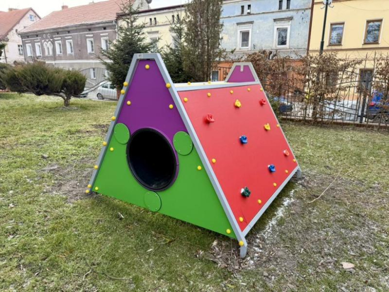 Plac zabaw przy Żłobku Miejskim w Ziębicach z nowym wyposażeniem za ponad 163 tys. zł