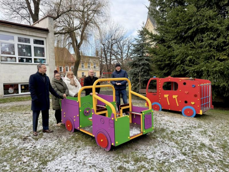 Plac zabaw przy Żłobku Miejskim w Ziębicach z nowym wyposażeniem za ponad 163 tys. zł
