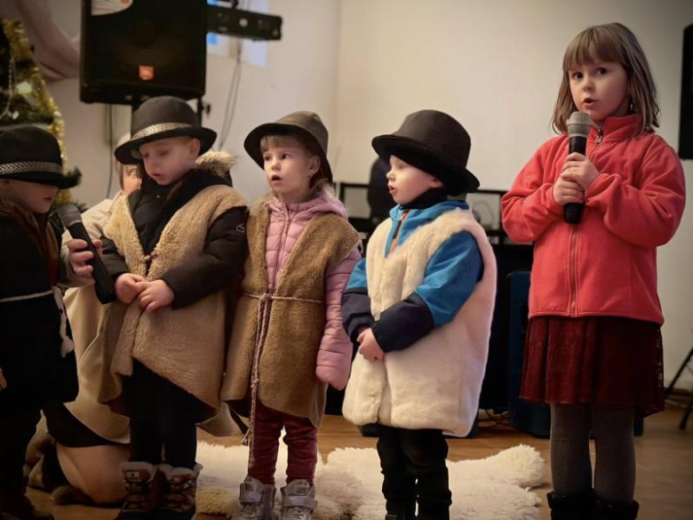 Przedstawienie jasełkowe dla babć i dziadków w Pomianowie Dolnym