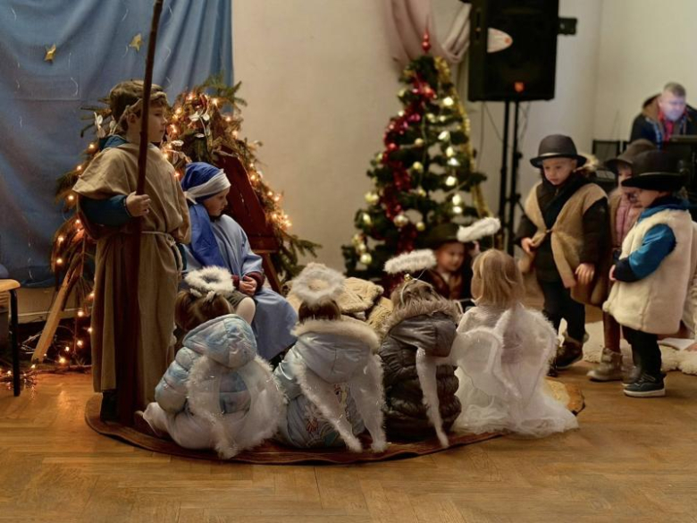 Przedstawienie jasełkowe dla babć i dziadków w Pomianowie Dolnym