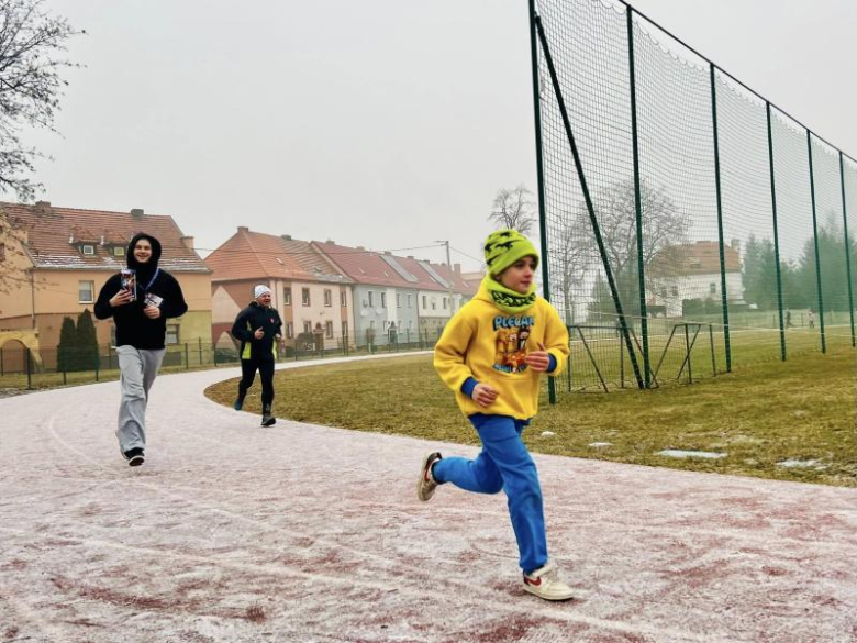 Ziębice na sportowo rozpoczęły 34. finał WOŚP. Bieg z sercem na stadionie miejskim