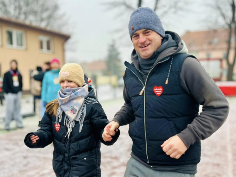 Ziębice na sportowo rozpoczęły 34. finał WOŚP. Bieg z sercem na stadionie miejskim