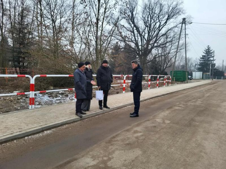 Powstały dwa nowe chodniki przy drogach powiatowych w gminie Ciepłowody