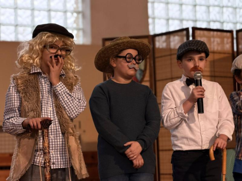 Dzień Babci i Dziadka w Zespole Szkół i Przedszkoli w Niedźwiedziu [foto]