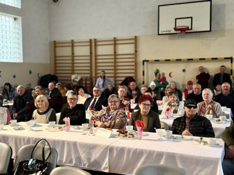 Dzień Babci i Dziadka w Zespole Szkół i Przedszkoli w Niedźwiedziu [foto]