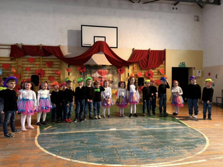 Dzień Babci i Dziadka w Zespole Szkół i Przedszkoli w Niedźwiedziu [foto]