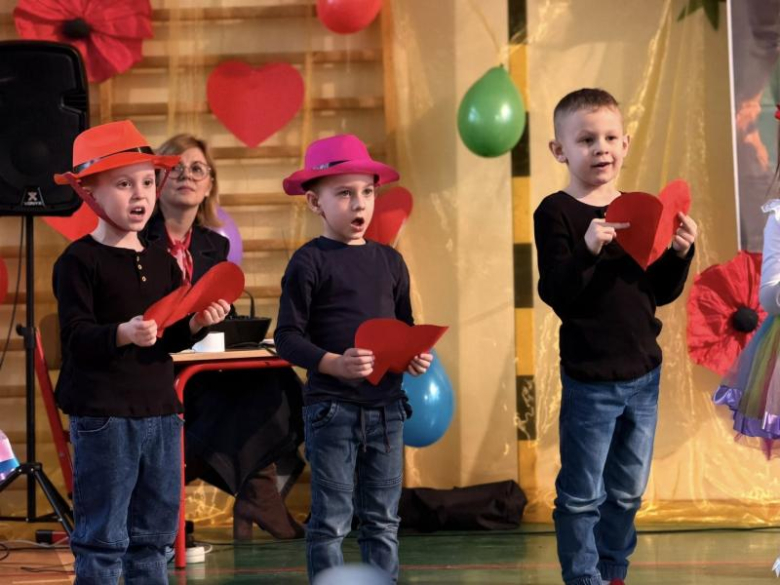 Dzień Babci i Dziadka w Zespole Szkół i Przedszkoli w Niedźwiedziu [foto]