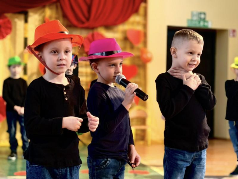 Dzień Babci i Dziadka w Zespole Szkół i Przedszkoli w Niedźwiedziu [foto]