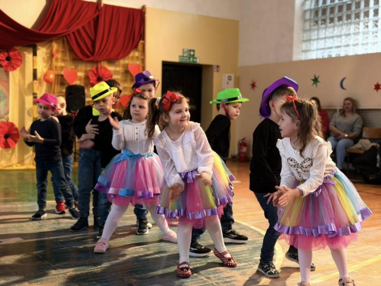 Dzień Babci i Dziadka w Zespole Szkół i Przedszkoli w Niedźwiedziu [foto]