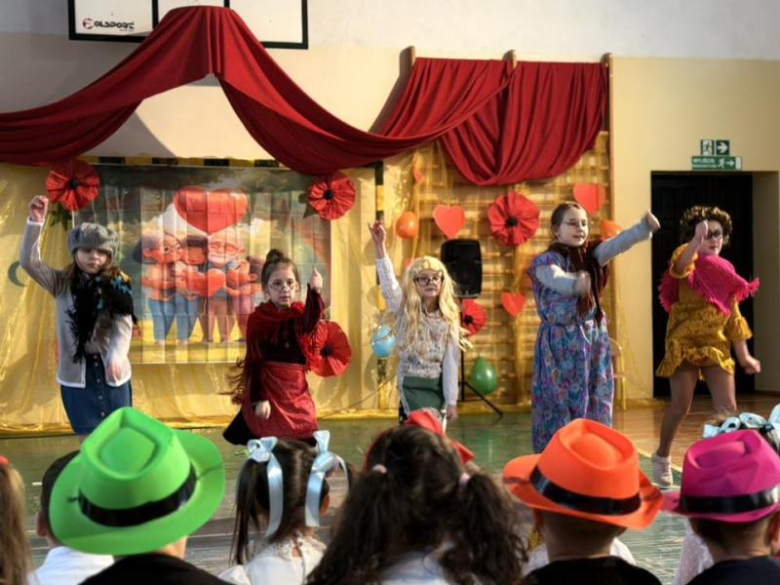 Dzień Babci i Dziadka w Zespole Szkół i Przedszkoli w Niedźwiedziu [foto]