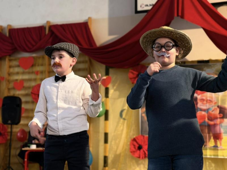 Dzień Babci i Dziadka w Zespole Szkół i Przedszkoli w Niedźwiedziu [foto]