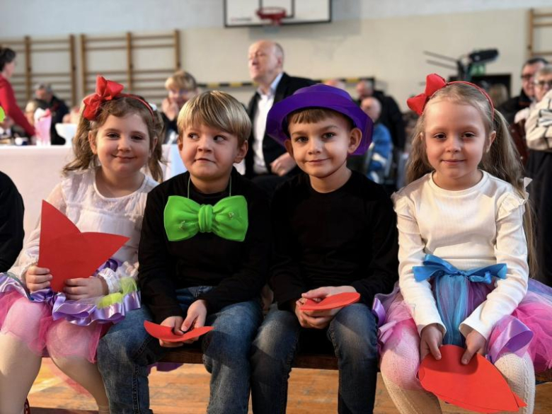 Dzień Babci i Dziadka w Zespole Szkół i Przedszkoli w Niedźwiedziu [foto]