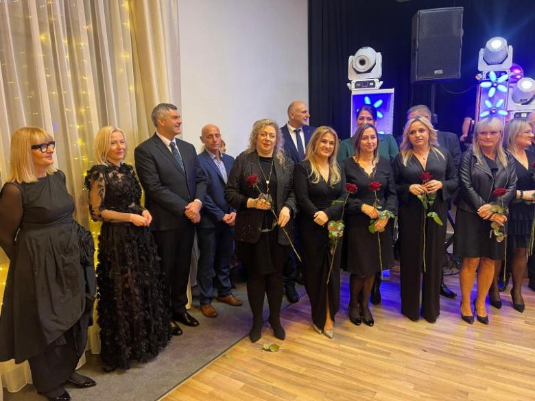 Maturzyści z „Wrocławskiej” bawili się na studniówce [foto]