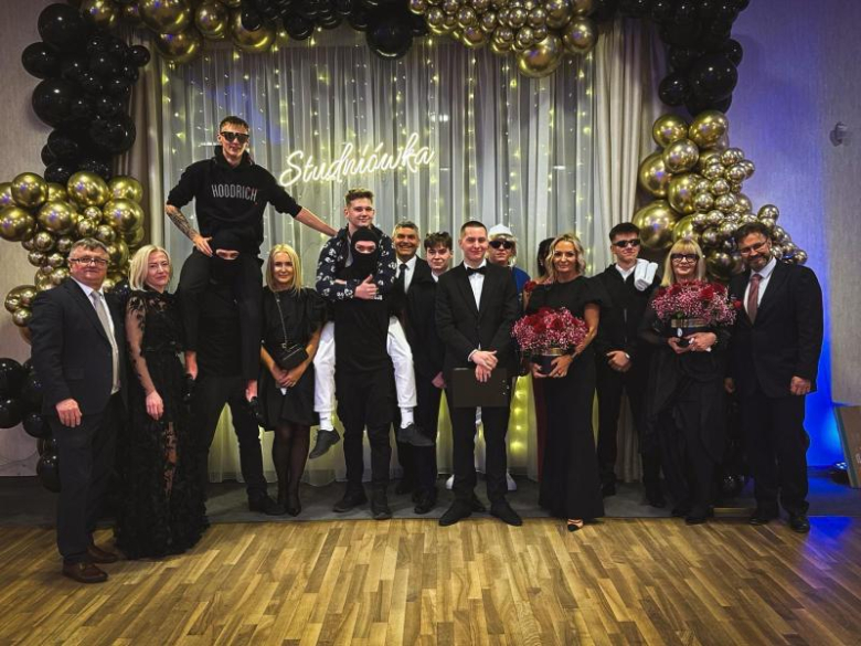 Maturzyści z „Wrocławskiej” bawili się na studniówce [foto]